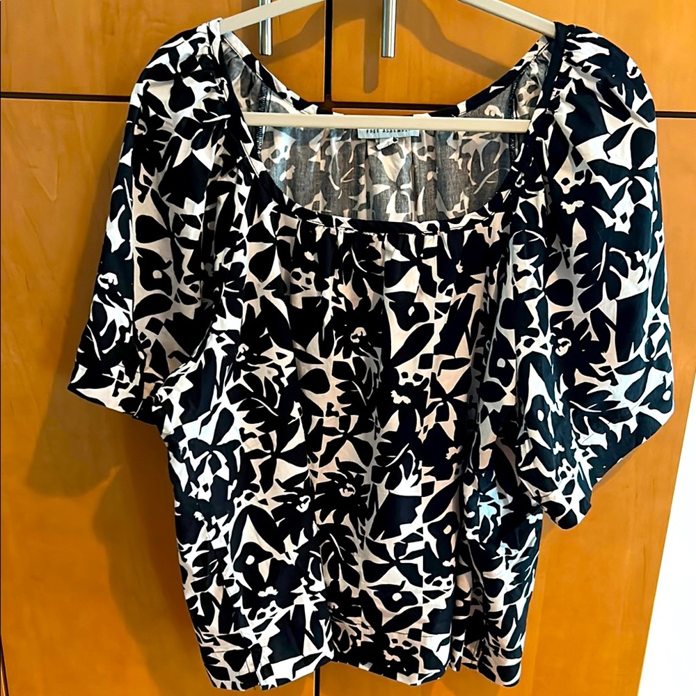 Free  Assembly Black and White Graphic Short Sleeve Blouse